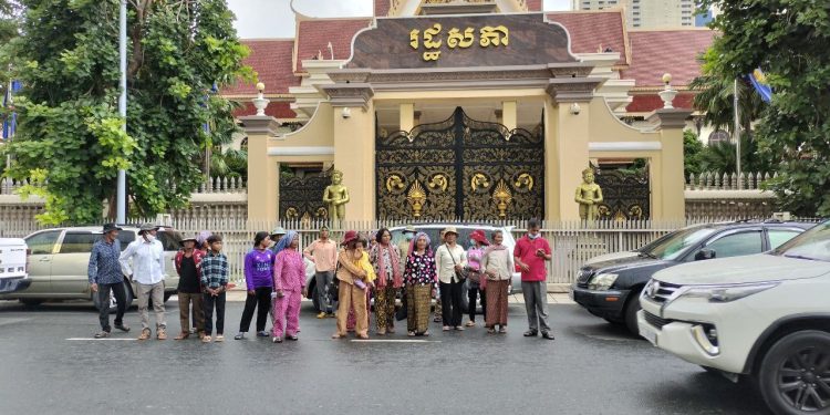 សកម្មជន​ឡពាង​៤៥​គ្រួសារ​ដាក់​ញត្តិ​នៅ​រដ្ឋសភា​និង​សហគមន៍​អឺរ៉ុប​ដើម្បី​សុំ​កិច្ចអន្ដរាគមន៍​