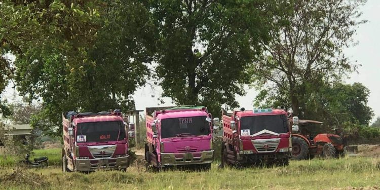 អ្នក​ប្រកប​របរ​ឡាន​ដឹក​ដី ថ្ម និង​ខ្សាច់​មួយ​ចំនួន​ថា ពួកគេ​ប្រឈម​លក់​ឡាន​ ខណៈ​ប្រេង​ឥន្ធនៈ​នៅ​តែ​ថ្លៃ