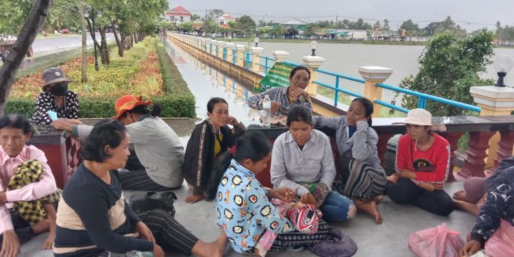 ពលរដ្ឋ​រងគ្រោះ​ដីធ្លី​ជា​មួយ​ក្រុមហ៊ុន​ស្ករ​អំពៅ​អង្គរ​ស៊ូហ្គ័រ​ជិត​២០០​នាក់​ឡើង​តវ៉ានៅ​ខេត្តឧត្តរមានជ័យ