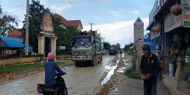 ពលរដ្ឋ​ចំនួន​២​ឃុំ​ក្នុង​ស្រុក​កណ្ដាលស្ទឹង​ត្អូញ​ត្អែរ​​ពិបាក​ធ្វើ​ដំណើរដោយ​សារ​តែ​ឡាន​ដឹក​ដី​និង​ស្នើ​ឲ្យ​អាជ្ញាធរ​ជុសជុល​ឡើង​វិញ