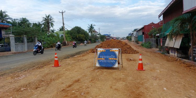 ពលរដ្ឋ​ព្រួយ​បារម្ភ​ក្រុមហ៊ុន ឡេង ណាវ៉ាត្រា ទុក​ផ្លូវ​កំពុង​ស្ថាបនា​ចោល​ក្រោយ​ដក​​គ្រឿង​​ចក្រ​ចេញ