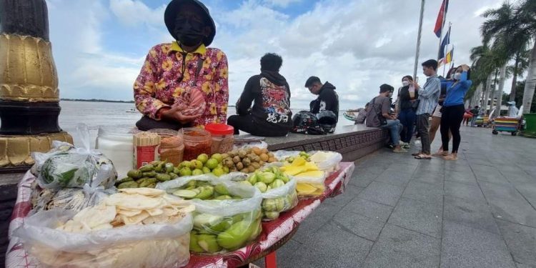 បទយកការណ៍៖ ការ​ប្រកប​មុខ​របរ​របស់​អាជីករ​នៅ​មុខ​វាំង​ក្រោយ​ពី​ជម្ងឺ​កូវីដ​ធូរ​ស្រាល