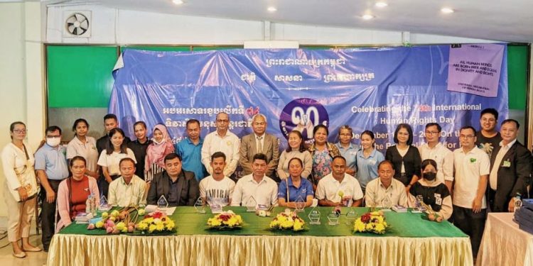 សកម្មជន​ដីធ្លី​ឡពាង​ទទួល​ពាន​រង្វាន់​អ្នកការពារ​សិទ្ធិមនុស្ស​នៅ​ថ្ងៃប្រារព្ធ​ទិវា​សិទ្ធិមនុស្ស ១០ ធ្នូ