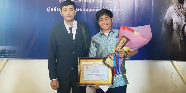 StoryTelling៖ អ្នកនិពន្ធវ័យក្មេង​ម្នាក់​ជំនះ​ពាក្យ​រិះគន់​ក្លាយជា​ម្ចាស់​ជ័យលាភី​ជាច្រើន​ប្រកួត