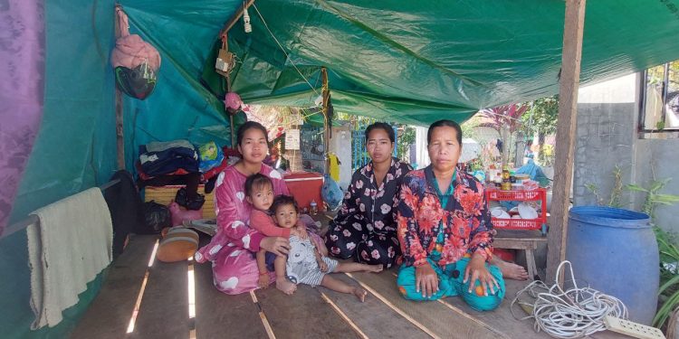 ពលរដ្ឋ​​ដែល​មាន​ផ្ទះ​រលំបាក់​ចូល​​ក្នុង​ព្រែក​នៅ​ក្រុងតាខ្មៅ​ស្នើ​សុំ​​ជំនួយ​​ពី​​រដ្ឋាភិបាល