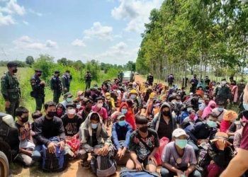 ពលករខ្មែររាប់សិបនាក់ដែលត្រូវបានអាជ្ញាធរថៃចាប់ខ្លួន ក្នុងខែមេសា ឆ្នាំ២០២៣ ដោយសារឆ្លងដែនទៅរកការងារធ្វើនៅប្រទេសថៃដោយខុសច្បាប់ក្រោយចូលឆ្នាំថ្មីប្រពៃណីខ្មែរចប់។ (សង់ត្រាល់)