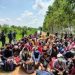 ពលករខ្មែររាប់សិបនាក់ដែលត្រូវបានអាជ្ញាធរថៃចាប់ខ្លួន ក្នុងខែមេសា ឆ្នាំ២០២៣ ដោយសារឆ្លងដែនទៅរកការងារធ្វើនៅប្រទេសថៃដោយខុសច្បាប់ក្រោយចូលឆ្នាំថ្មីប្រពៃណីខ្មែរចប់។ (សង់ត្រាល់)