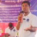ប្រធានក្រុមការងារគណបក្សភ្លើងទៀនខេត្តបន្ទាយមានជ័យ លោក ស៊ិន វត្ថា ថ្លែងអំពីសារនយោបាយរបស់គណបក្សភ្លើងទៀន នៅភូមិសារង្គ ឃុំសារង្គ ស្រុកស្វាយចេក នៅថ្ងៃទី១២ ខែឧសភា ឆ្នាំ ២០២៣។ (ផ្ដល់ឱ្យ)