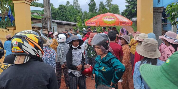 ទិដ្ឋភាពពលរដ្ឋមានជម្លោះដីធ្លីដែលប្រមូលផ្ដុំមុខអធិការដ្ឋាននគរបាលស្រុកស្រែអំបិលដើម្បីទាមទារឱ្យដោះលែងសកម្មជនដីធ្លីផ្សេងទៀតដែលត្រូវបានសមត្ថកិច្ចចាប់ខ្លួន នៅថ្ងៃទី២៩ ខែមិថុនា ឆ្នាំ២០២៣។ (ពលរដ្ឋអ្នកសារព័ត៌មានខេត្តកោះកុង)