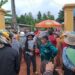 ទិដ្ឋភាពពលរដ្ឋមានជម្លោះដីធ្លីដែលប្រមូលផ្ដុំមុខអធិការដ្ឋាននគរបាលស្រុកស្រែអំបិលដើម្បីទាមទារឱ្យដោះលែងសកម្មជនដីធ្លីផ្សេងទៀតដែលត្រូវបានសមត្ថកិច្ចចាប់ខ្លួន នៅថ្ងៃទី២៩ ខែមិថុនា ឆ្នាំ២០២៣។ (ពលរដ្ឋអ្នកសារព័ត៌មានខេត្តកោះកុង)