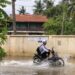 ទិដ្ឋភាពពលរដ្ឋជិះម៉ូតូកាត់ទឹកលើកំណាត់ផ្លូវ៦៩បេតេ(69BT) ក្នុងសង្កាត់បឹងទំពន់២ ខណ្ឌមានជ័យ រាជធានីភ្នំពេញកាលពីថ្ងៃទី៧ ខែកក្កដា ឆ្នាំ២០២៣។ (លោក សុត បាន)