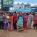 ទិដ្ឋភាពតវ៉ារបស់អាជីវករលក់ដូរនៅផ្សារសំរោង ខេត្តឧត្តរមានជ័យ កាលពីថ្ងៃទី២៥ ខែសីហា ឆ្នាំ២០២៣ ក្រោយមានការយកថ្លៃភាស៊ីផ្សារមិនប្រក្រតី។ (រូបភាព ចៀវ ពន្លឺ)