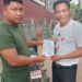 មន្ត្រីនគរបាលយុត្តិធម៌ប្រគល់លិខិតកោះហៅ ចាងហ្វាងគេហទំព័រសារព័ត៌មានអនឡាញ ខេអេចផ្លើសញ៉ូ (KH Plus News) លោក ផាត់ ហ៊ន ដើម្បីឱ្យចូលបំភ្លឺនៅថ្ងៃទី១ ខែកញ្ញា ឆ្នាំ២០២៣ តាមពាក្យបណ្តឹងរបស់មេធាវី ពីបទបរិហាកេរ្តិ៍ជាសាធារណៈ។ (ទំព័រហ្វេប៊ុក KH Plus News)