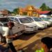 ទិដ្ឋភាពរថយន្តឈ្នួលជាច្រើនប្រមូលផ្តុំគ្នាតវ៉ានៅច្រកអន្តរជាតិអូរស្មាច់ ស្ថិតក្នុងសង្កាត់អូរស្មាច់ ក្រុងសំរោង ខេត្តឧត្តរមានជ័យ បង្កការកកស្ទះជាង២០នាទីនៅថ្ងៃទី៥ ខែឧសភា ឆ្នាំ២០២៣នេះ។ (ចៀវ ពន្លឺ)
