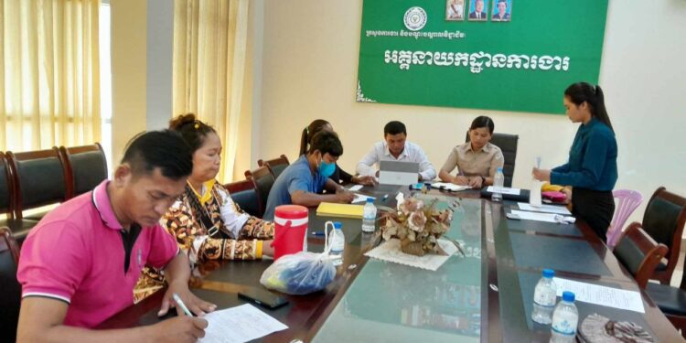ប្រធានសហជីពស្មារតីខ្មែរនិងកម្មកររោងចក្រ សិនតៃ ហ្គាមេន បានទៅដាក់ពាក្យប្ដឹងនៅក្រសួងការងារ និងណ្តុះបណ្តាលវិជ្ជាជីវៈ នៅថ្ងៃទី៨ ខែវិច្ឆិកា ឆ្នាំ២០២៣ជុំវិញបញ្ហាដែលកើតឡើងលើកម្មករ ។ (រូបថតផ្ដល់ឱ្យ)