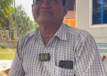 អតីតមេភូមិចម្ការអូរលោក អ៊ិន មាន ដែលត្រូវបានដកតំណែងពីប្រធានភូមិ នៅខែធ្នូ ឆ្នាំ២០២៣។ (រូបភាពសត់ស្គ្រីនពីវីដេអូ)