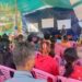ទិដ្ឋភាពពលរដ្ឋចូលរួមក្នុងពិធីប្រារព្ធទិវាសិទ្ធិមនុស្សអន្តរជាតិខួបលើកទី៧៥ ដែលធ្វើឡើងនៅឃុំរស្មីសាមគ្គី ស្រុកឱរ៉ាល់ ខេត្តកំពង់ស្ពឺ កាលពីថ្ងៃទី៧ ខែធ្នូ ឆ្នាំ២០២៣។ (អ្នកស្រី មុំ សុភី)