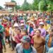 អ្នកភូមិតវ៉ាមុខសាលាស្រុកពេជ្រាដា ខេត្តមណ្ឌលគិរី កាលពីថ្ងៃទី២១ ខែឧសភា ឆ្នាំ២០២៤ ដើម្បីទាមទារដំណោះស្រាយដីធ្លី។ (ផ្តល់ឱ្យ)