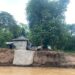 ទិដ្ឋភាពនៃការបាក់ច្រាំងទន្លេ ដែលស្ថិតភូមិកោះពាមរាំង ឃុំកោះចេក ស្រុកពាមជរ ខេត្តព្រៃវែង កាលពីខែកញ្ញា ឆ្នាំ២០២៤ ។ (រូបភាពដោយអ្នកកាសែតស្ត្រីវ័យក្មេង)
