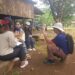ពលរដ្ឋជនជាតិដើមភាគតិចទំពួន រស់នៅក្នុងឃុំកាឡៃ ស្រុកអូរជុំ ខេត្តរតនគិរី កំពុងផ្តល់បទសម្ភាសន៍ដល់សិក្ខាកាមវគ្គបណ្តុះបណ្តាលសារព័ត៌មានជនជាតិដើមភាគតិចឆ្នាំ២០២៤។ (សិក្ខាកាម)