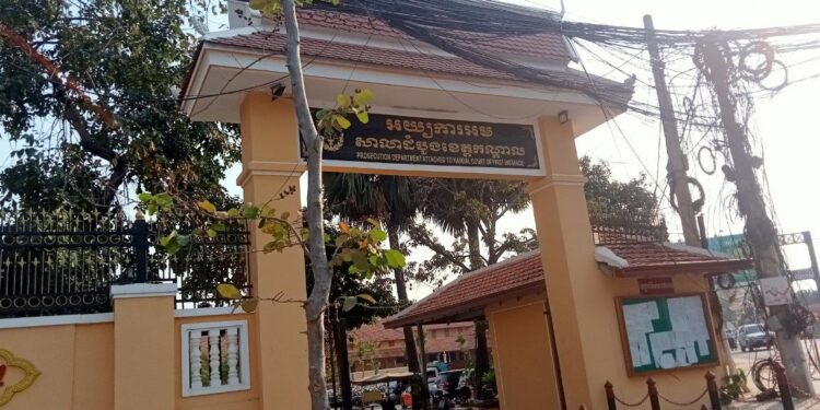 តុលាការ​ឃុំខ្លួនអ្នកកាសែត៤នាក់​ពីបទកំហែងទារប្រាក់​ តែចាង​ហ្វាង​​ថាពួកគេ​​មិន​បាន​ប្រព្រឹត្តិដូច​ការ​​​ចោទ