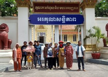លោក ស្ងួន ញឿន និងពលរដ្ឋមានជម្លោះដីធ្លីជាមួយក្រុមហ៊ុន(KDC) មកចូលរួមសាវនាការនៅតុលាការកំពូលរាជធានីភ្នំពេញនៅថ្ងៃទី១០ ខែមីនា ឆ្នាំ២០២៥។ (ផ្តល់ឱ្យ)
