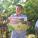 កសិករមួយរូប ដែលជាសមាជិកសហគមន៍មានជ័យ ស្ថិតក្នុងឃុំធ្មា ស្រុករំដួល ខេត្តស្វាយរៀង កាន់បដា ចូលរួមយុទ្ធនាការ «និយាយថាទេ ថ្នាំពុល និងជីគីមីប៉ះពាល់សុខភាព»កាលពីថ្ងៃទី ២៣ ខែមេសា ឆ្នាំ២០២៥ ។ (ហ្វេសប៊ុក សមាគមសម្ព័ន្ធសហគមន៍កសិករកម្ពុជា CCFC Cambodia)
