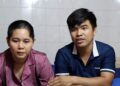 អ្នកស្រី ពៅ រស្មី(ឆ្វេង) និងលោក ឡិច ជូឡាយ(ស្ដាំ) អតីតបុគ្គលិកក្រុមហ៊ុនណាហ្គាវើលដ៍(NagaWorld) កំពុងផ្ដល់សម្ភាសន៍នៅថ្ងៃទី៤ ខែមេសា ឆ្នាំ២០២៦ នៅភ្នំពេញ អំពីស្ថានភាពរស់នៅនិងដំណើរស្វែងរកយុត្តិធម៌ជុំវិញវិវាទការងារជាមួយក្រុមហ៊ុននេះ។ (អ្នកស្រី នឿន ដាវីន)